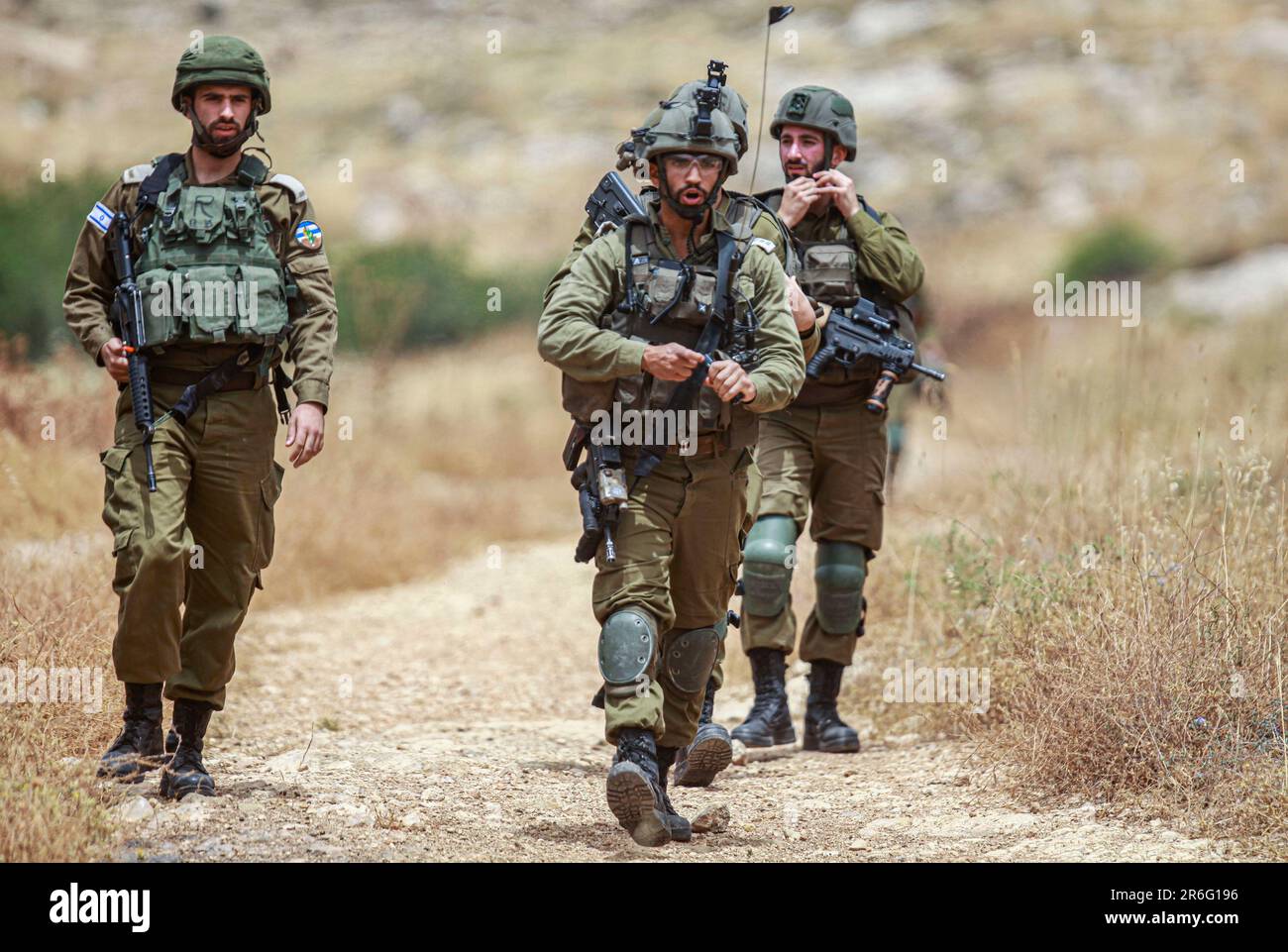 Northen Valley, Palestina. 09th giugno, 2023. Un soldato israeliano prepara una granata stordita in mano, durante la manifestazione contro gli insediamenti israeliani nel villaggio di Beit Dajan, vicino alla città di Nablus, in Cisgiordania. (Foto di Nasser Ishtayeh/SOPA Images/Sipa USA) Credit: Sipa USA/Alamy Live News Foto Stock