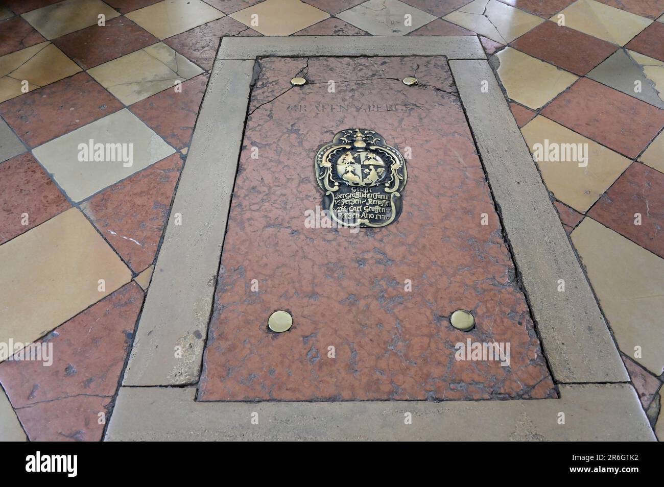Vienna, Austria. Piastra di copertura della cripta Pergen-Suttinger nella Michaelerkirche Foto Stock