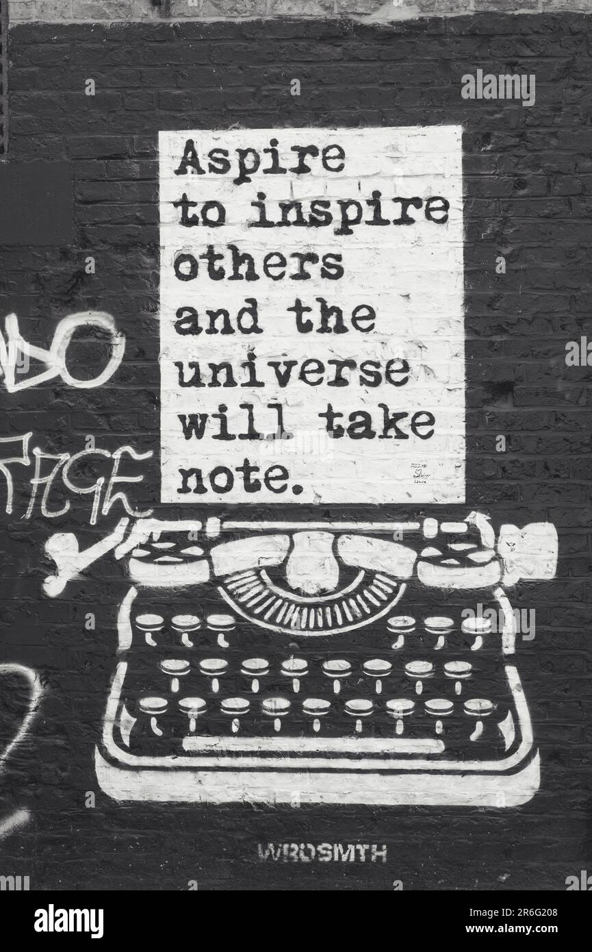 'Aspire to Inspire Other an the Universe will take note' è un graffito realizzato da WDRSMITH, situato nel quartiere di Nortern-Manchester, Regno Unito Foto Stock