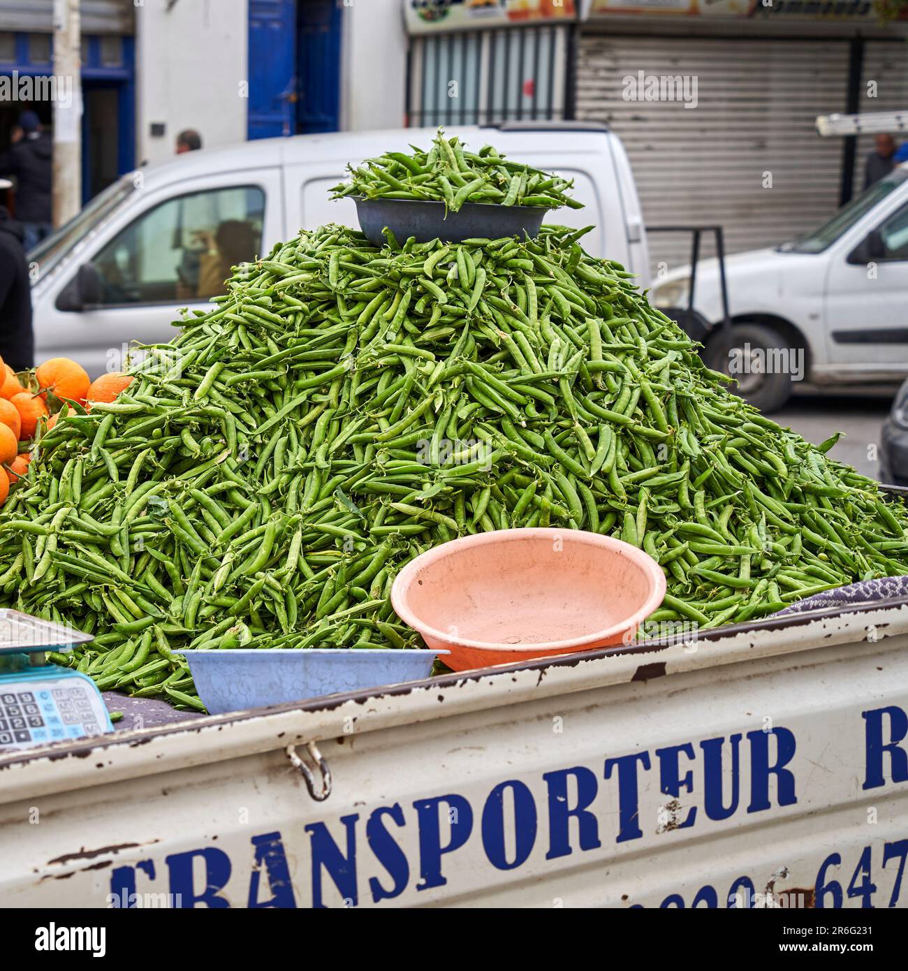 Monastir, Tunisia, 19 gennaio 2023: Pick-up camion con una montagna di fagioli sul letto del camion è parcheggiato a lato della strada, in attesa di acquisto di fagioli Foto Stock