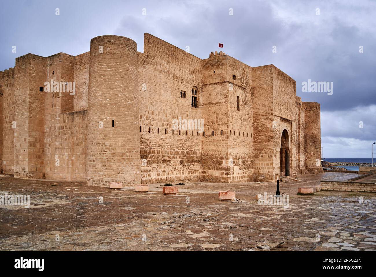 Monastir, Tunisia, 19 gennaio 2023: Antica fortificazione storica fatta di pietre grossolane scavate sulla costa tunisina Foto Stock