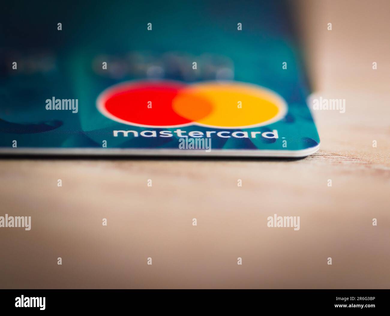 Logo Mastercard su carta di credito. Primo piano, macro editoriale del marchio. Foto Stock