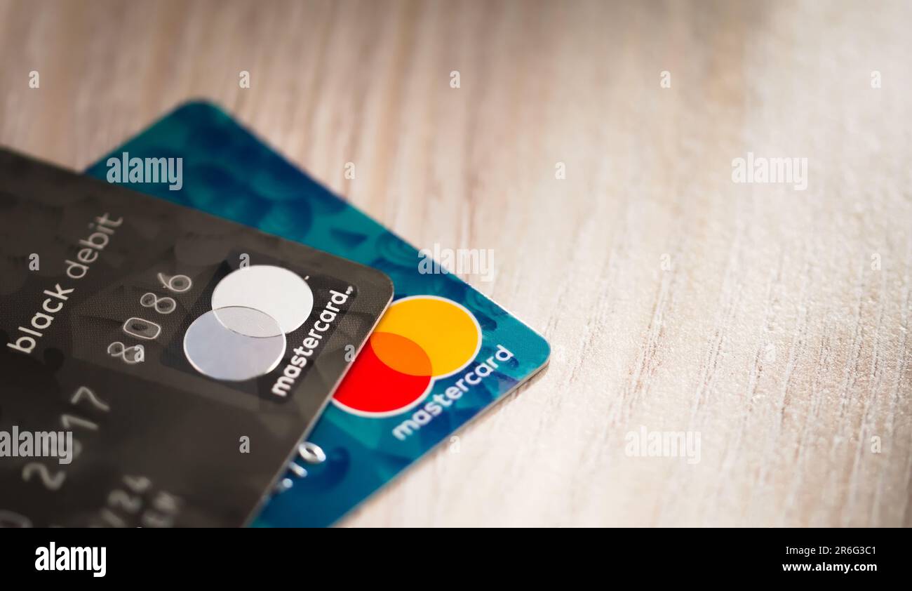 Logo Mastercard su carta di credito. Primo piano, macro editoriale del marchio. Foto Stock