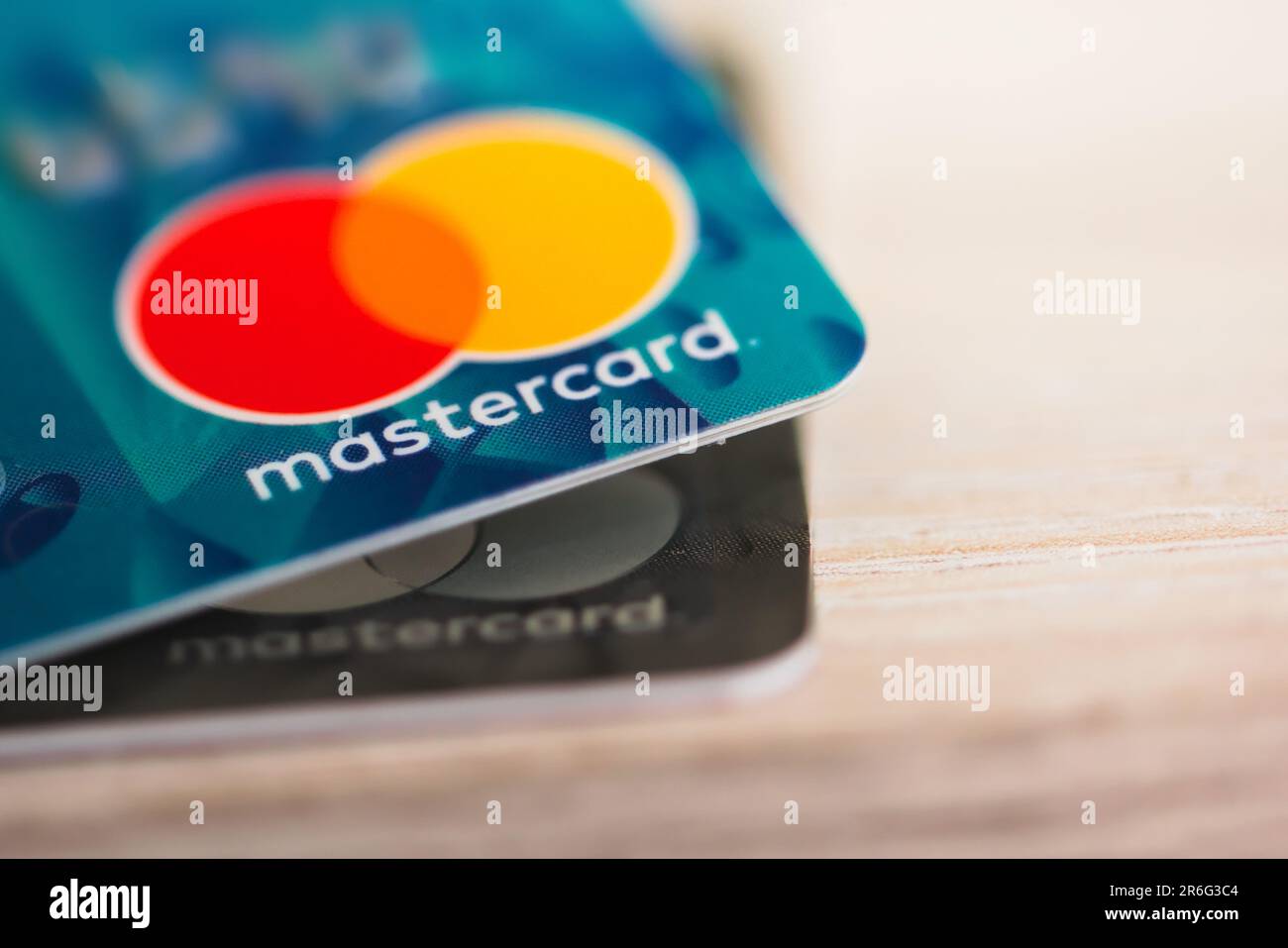 Logo Mastercard su carta di credito. Primo piano, macro editoriale del marchio. Foto Stock