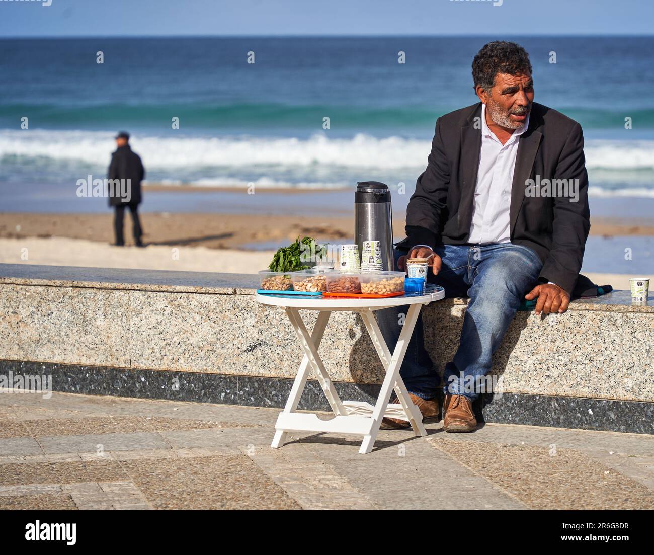 Sousse, Tunisia, 19 gennaio 2023: Un falco sul lungomare di Boujavaarstrand in Tunisia vende tè con noci ai passanti Foto Stock