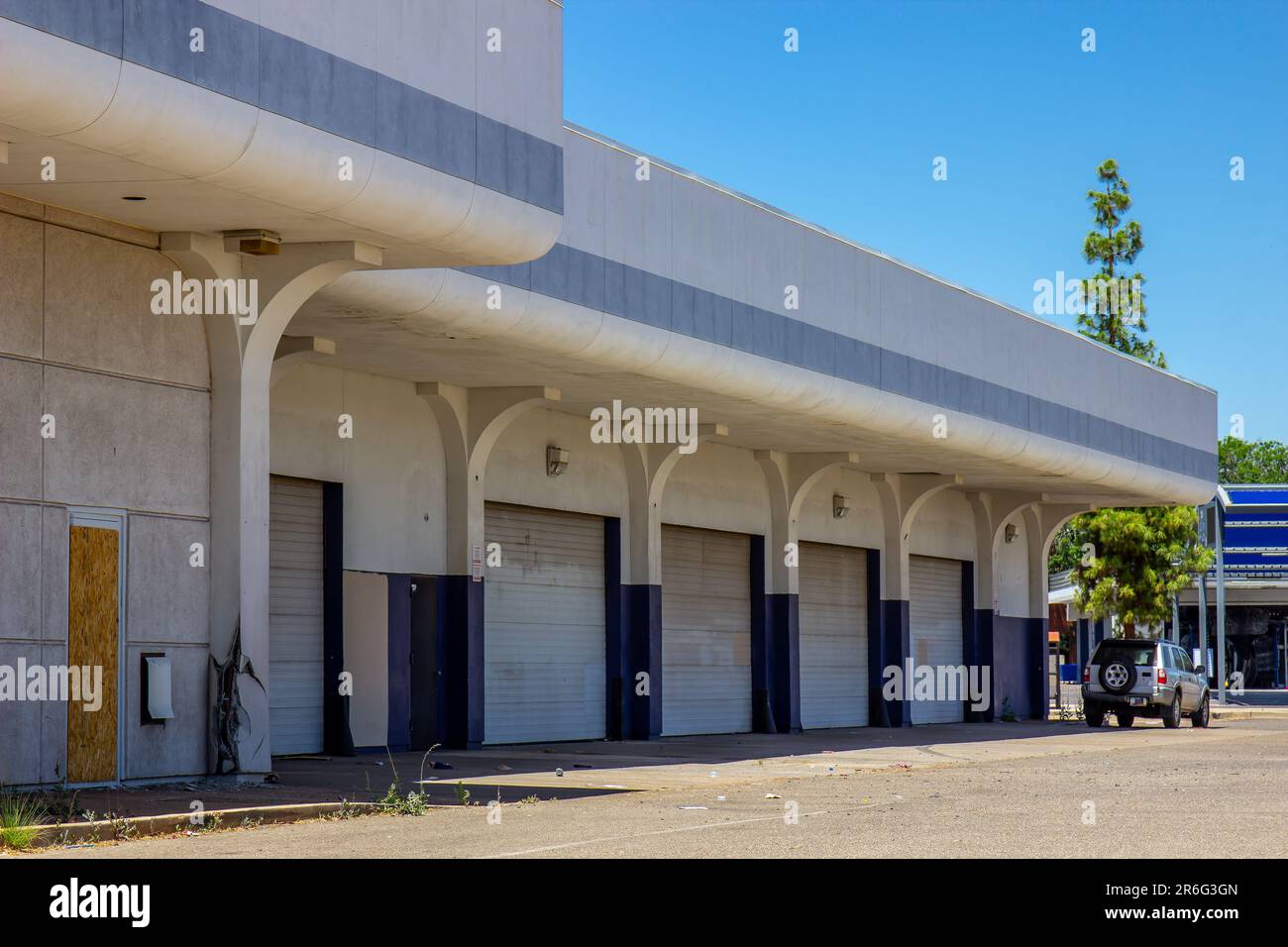 Edificio abbandonato con porte della baia di servizio Foto Stock