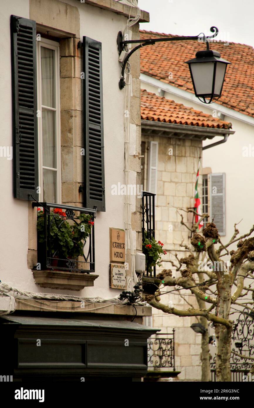 Le pittoresche case in vecchio stile con balconi a Saint Jean de Luz, Francia Foto Stock