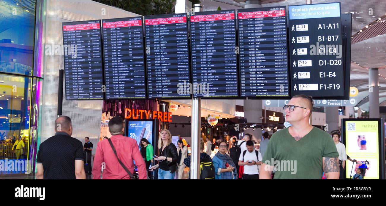 Passeggeri all'aeroporto di Istanbul (turco: İstanbul Havalimanı) IATA: IST, passare un avviso di informazioni sul volo elettronico. Foto Stock