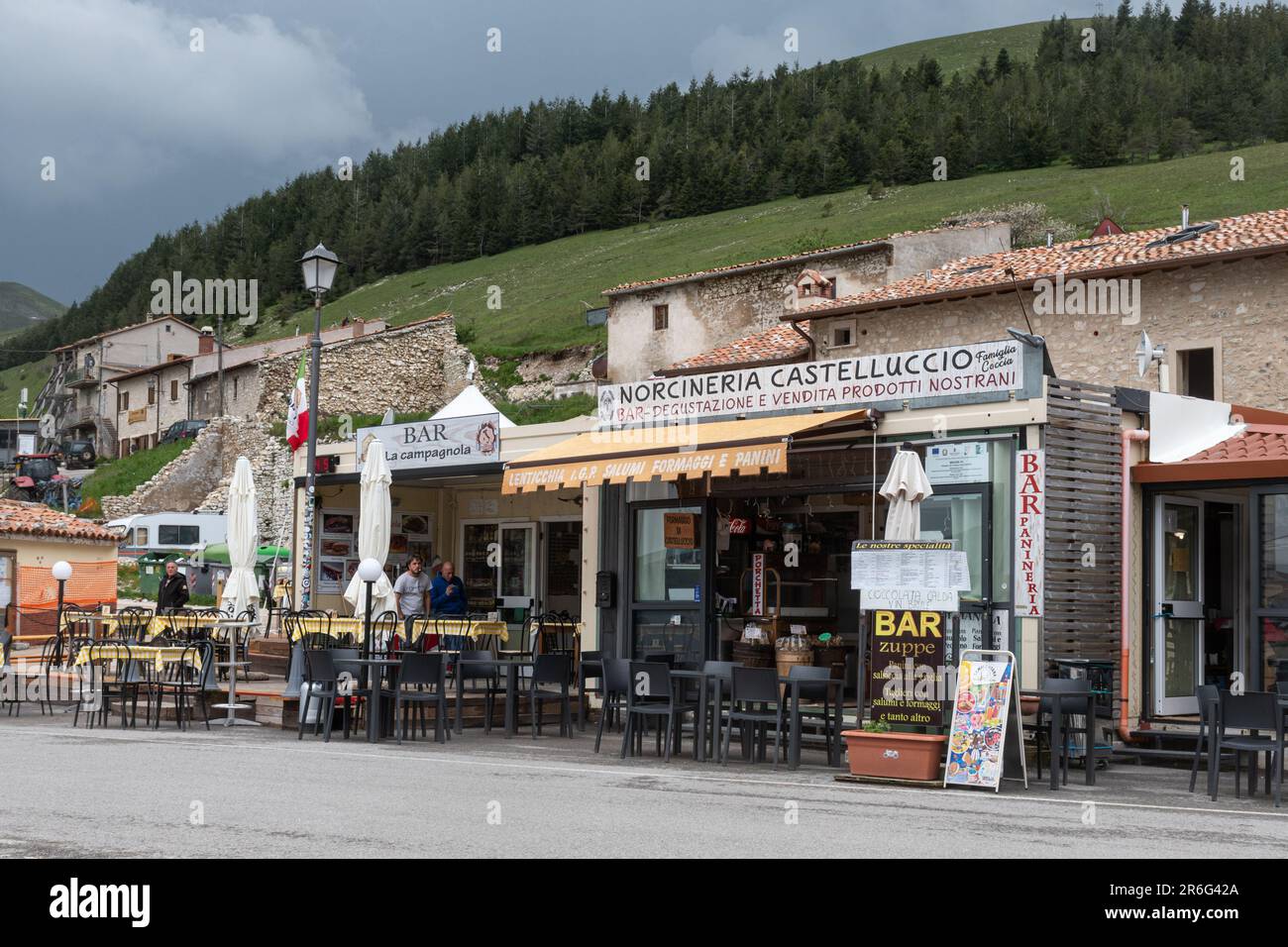 Attività in edifici temporanei nel villaggio di Castelluccio in Umbria, Italia centrale, Europa, a pochi anni dal devastante terremoto del 2016 Foto Stock