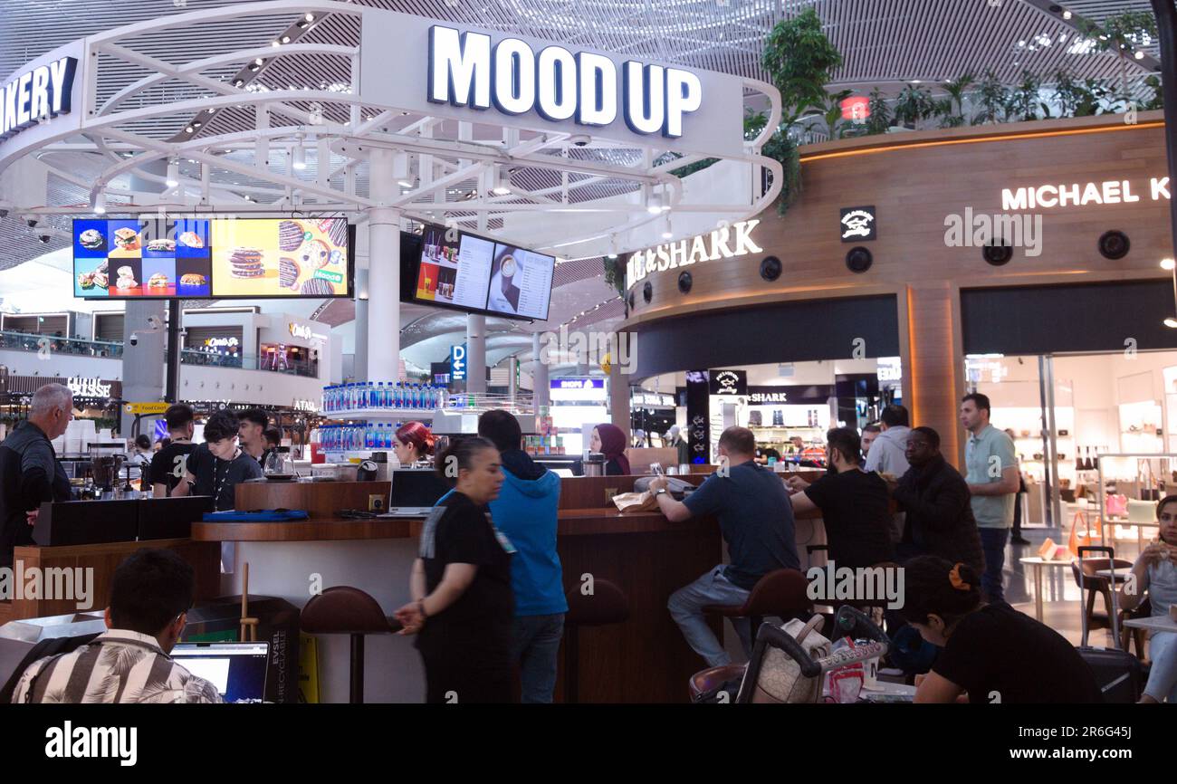 Passeggeri all'aeroporto di Istanbul (turco: İstanbul Havalimanı) IATA: IST, al ristorante aan e bevande outlet nomi Mood Up. Foto Stock