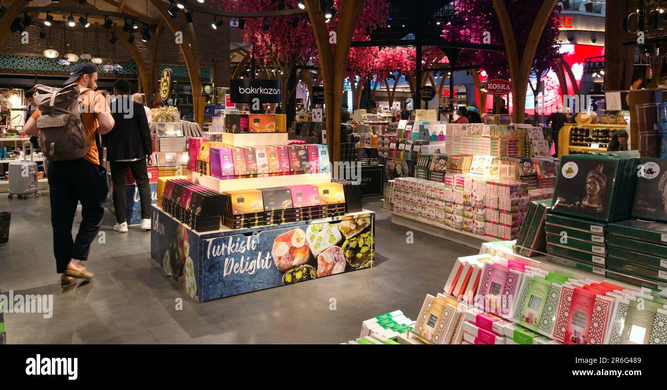 Passeggeri all'aeroporto di Istanbul (turco: İstanbul Havalimanı) IATA: IST. Foto Stock