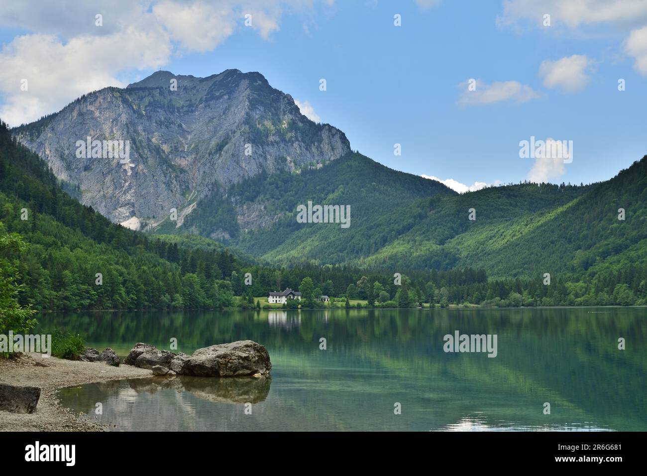 Vorderer Langbathsee in una bella giornata estiva Foto Stock