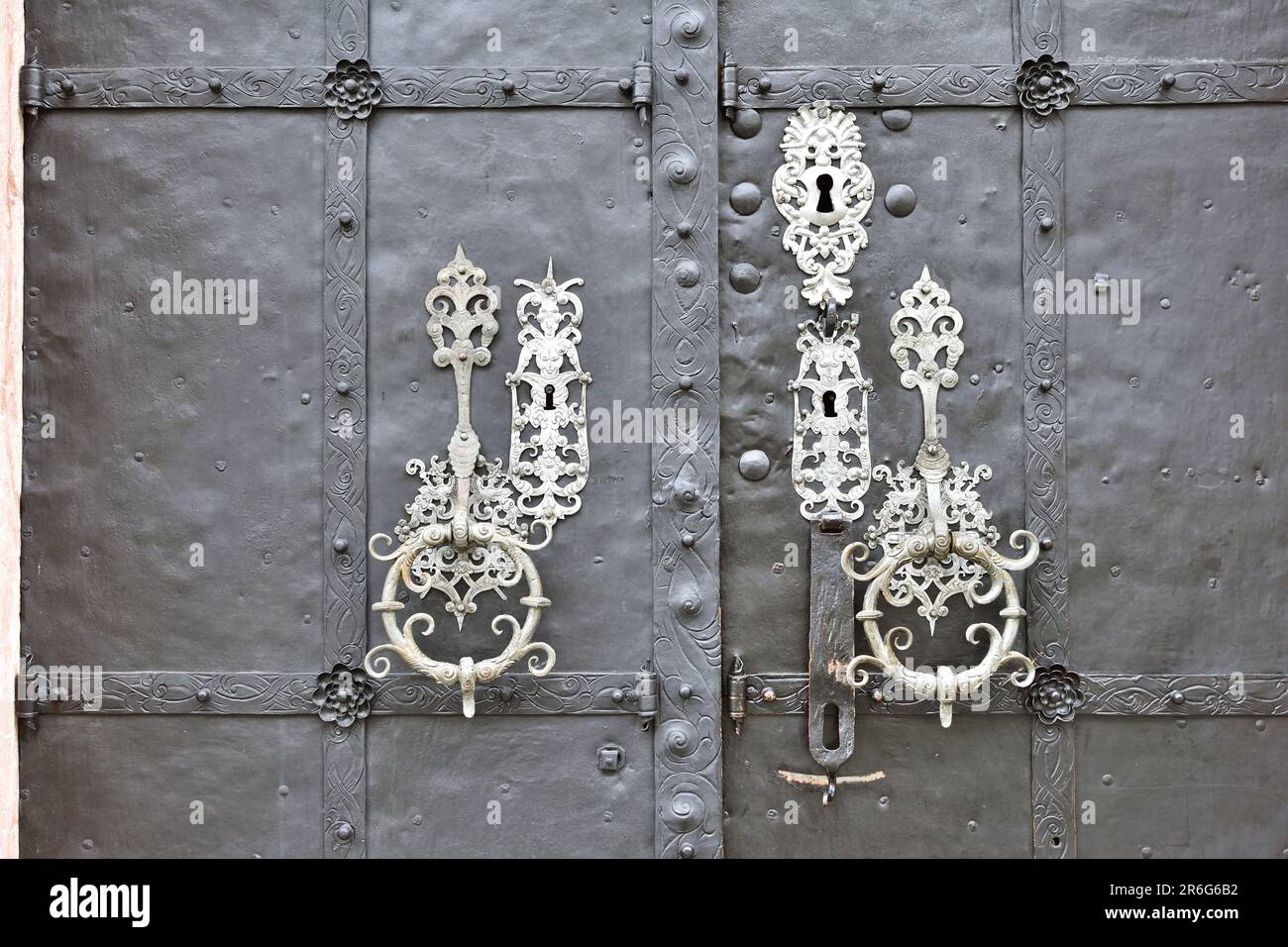 Porta ornata della cattedrale di Mariazell da vicino, Austria Foto Stock