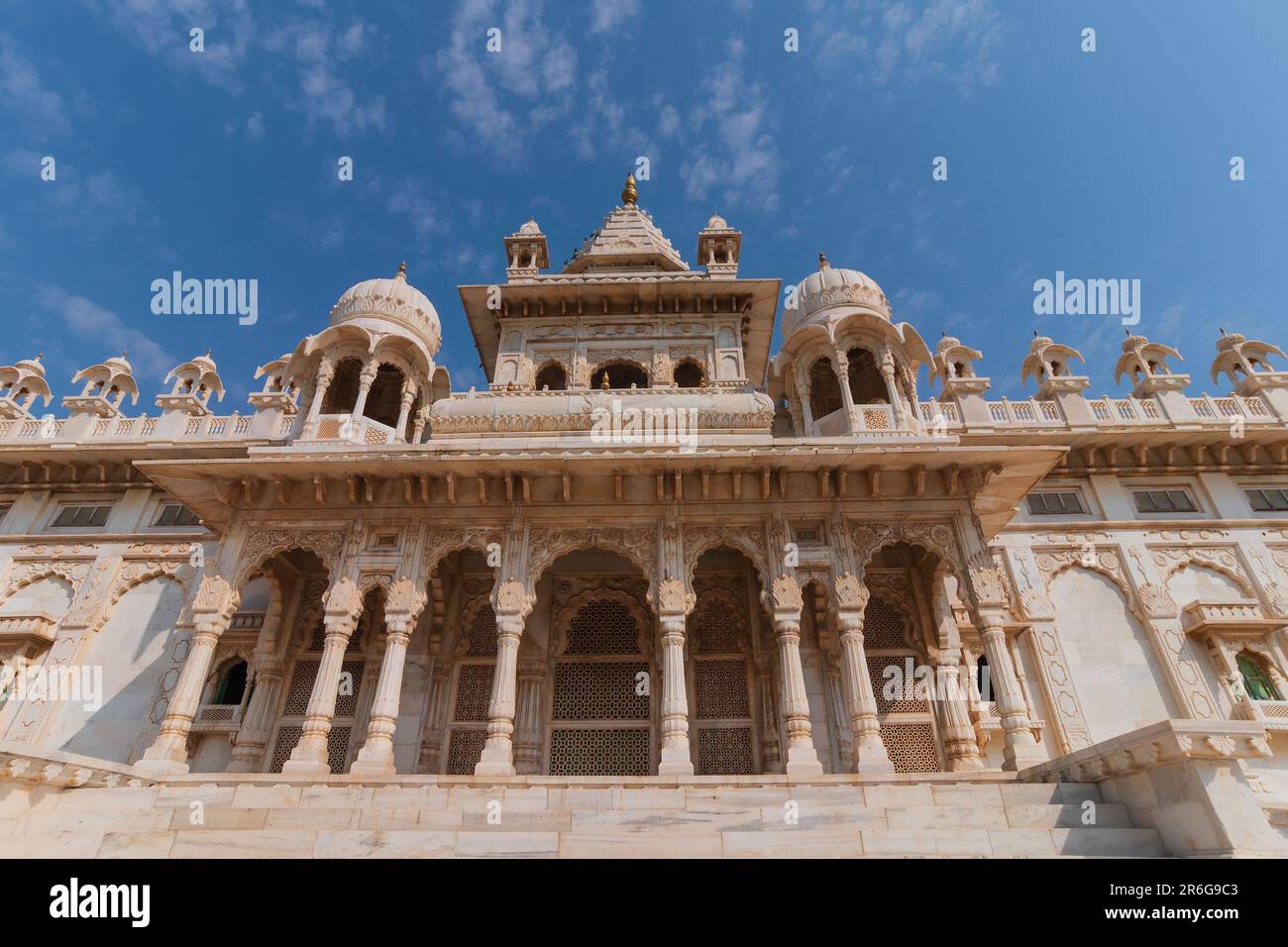 Bella architettura di Jaswant Thada cenotaph, Jodhpur, Rajasthan, India. In memoria di Maharaja Jaswant Singh II Marmo Makrana che emette una calda luce Foto Stock