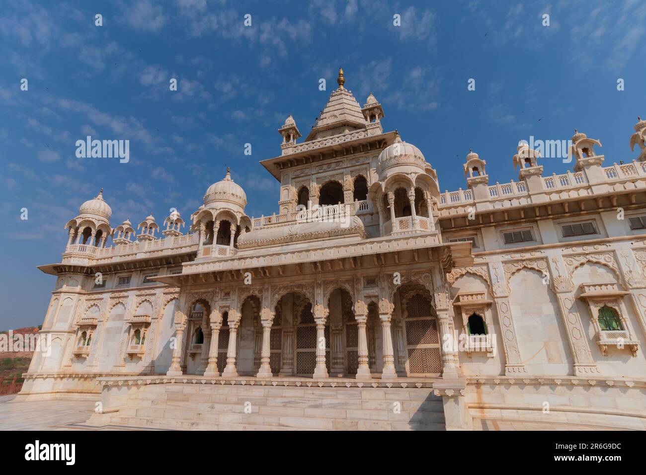 Bella architettura di Jaswant Thada cenotaph, Jodhpur, Rajasthan, India. In memoria di Maharaja Jaswant Singh II Marmo Makrana che emette una calda luce Foto Stock