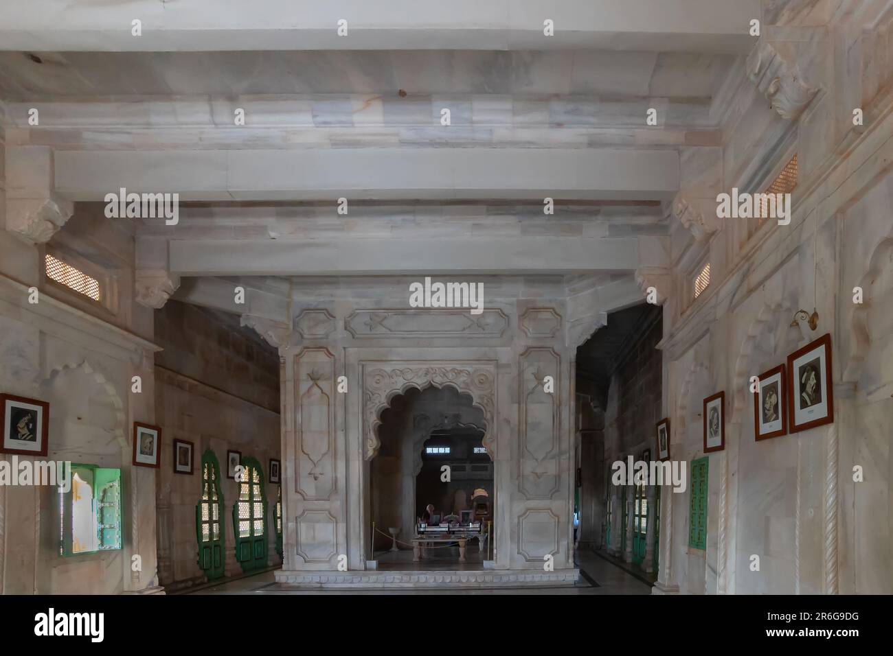 Jodhpur, Rajasthan, India - 20th ottobre 2019 : Sala decorata con esposizione dei ritratti dei righelli e Maharajas di Jodhpur, interno bello. Foto Stock