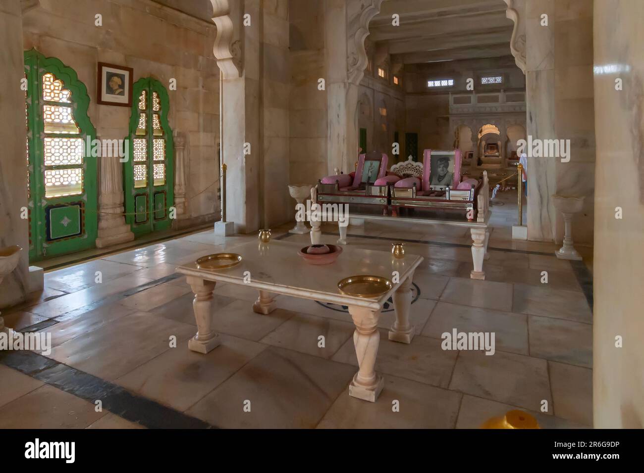 Jodhpur, Rajasthan, India - 20th ottobre 2019 : Sala decorata con esposizione dei ritratti dei righelli e Maharajas di Jodhpur, interno bello. Foto Stock