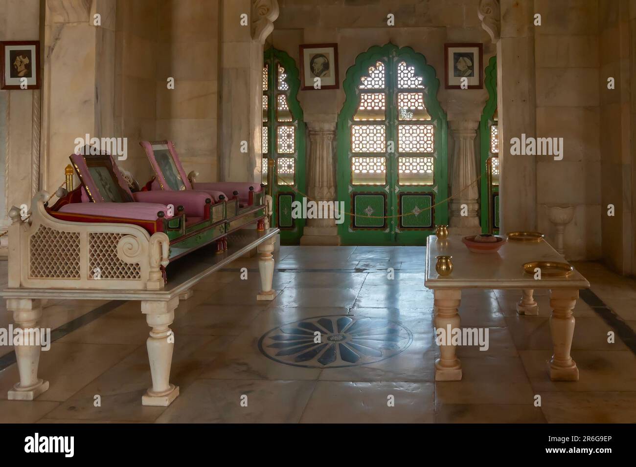 Jodhpur, Rajasthan, India - 20th ottobre 2019 : Sala decorata con esposizione dei ritratti dei righelli e Maharajas di Jodhpur, interno bello. Foto Stock