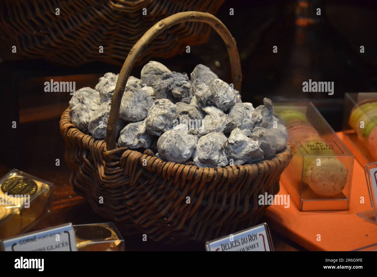 Cestino di tartufi al cioccolato, all'interno del negozio 'Les délices du Roy' di Bruxelles, ottobre 2017 15th. Foto Stock