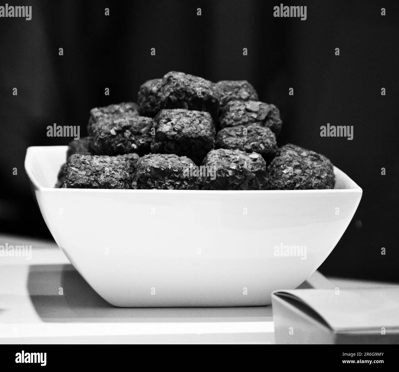 Bruxelles, Belgio - Ottobre 14th 2017 : vetrata del cioccolatiere Corné, focalizzata su una ciotola di tartufi. Foto Stock