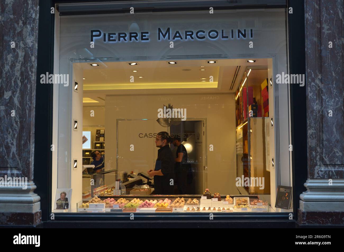 Vetrina 'Pierre Marcolini', negozio di caramelle e cioccolatiere di Bruxelles, ottobre 2017 15th. Foto Stock