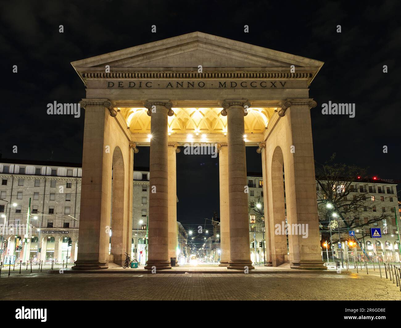 Arco di porta Ticinese di notte, Milano, Italia Foto stock - Alamy