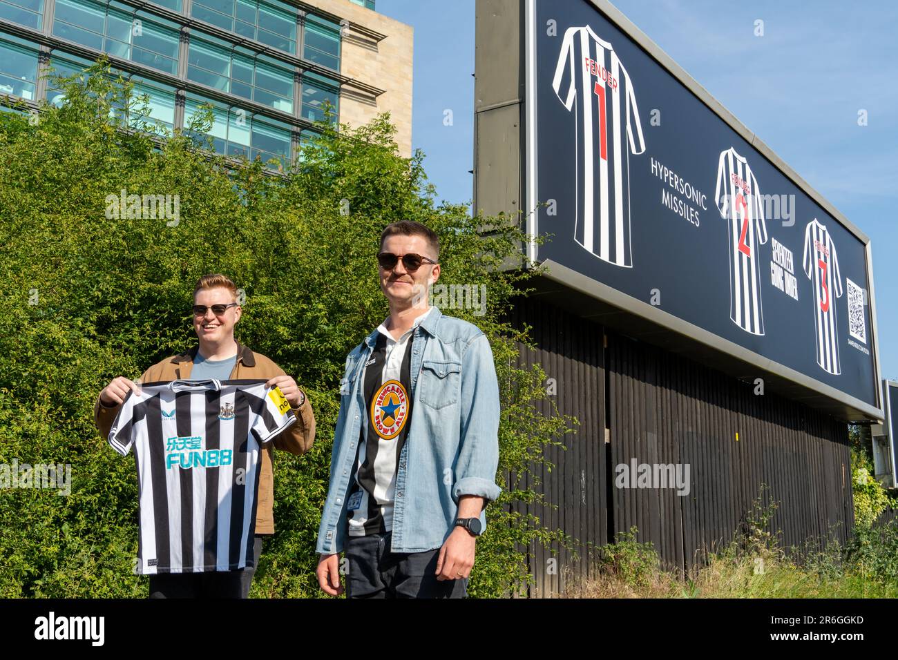 Newcastle upon Tyne, Regno Unito. 9th giugno 2023. Pre-concerto, mentre Sam Fender suona il primo di due spettacoli di tutto esaurito allo stadio St James' Park in città. -- tifosi fuori dallo stadio. Credit: Hazel Plater/Alamy Live News Foto Stock