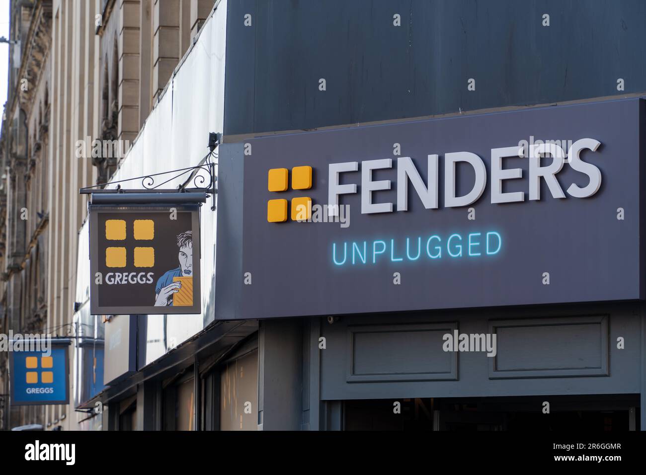 Newcastle upon Tyne, Regno Unito. 9th giugno 2023. Pre-concerto, mentre Sam Fender suona il primo di due spettacoli di tutto esaurito allo stadio St James' Park in città. -- Fenders Unplugged - offre 'Rock and Sausage Rolls' in occasione di un'acquisizione di musica dal vivo del ramo di Greggs in Grainger Street in città. Gli artisti locali portano sul palco nel negozio convertito in un 'bar in erba' come un riscaldamento per l'evento principale questo fine settimana. Credit: Hazel Plater/Alamy Live News Foto Stock
