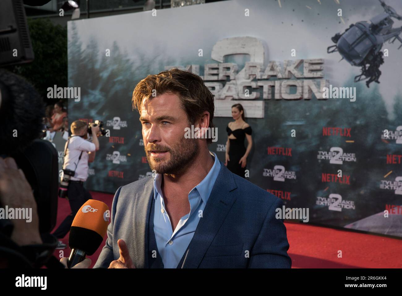 9 giugno 2023, Berlino, Germania: Chris Hemsworth ha fatto una speciale apparizione a Berlino il 9 giugno 2023, per rivelare il suo ultimo film, ''Tyler Rake: Extraction 2.'' I fan si sono riuniti con ansia vicino allo Zoo Palast, sperando di dare un'occhiata alla superstar e ad altre celebrità che hanno partecipato all'evento. In ''Tyler Rake: Extraction 2, '' Hemsworth ripropone il suo ruolo di mercenario australiano, Tyler Rake, in un'avventura avvincente e ricca di azione. La carriera di Hemsworth include una serie di ruoli cinematografici, da campioni d'azione come ''Snow White and the Huntsman'' a film acclamati dalla critica come ''Rush''. BOR Foto Stock