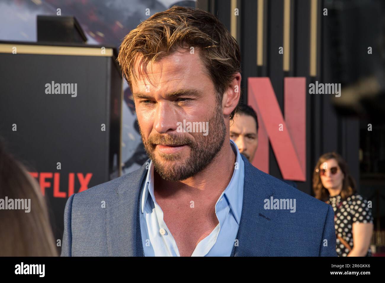 9 giugno 2023, Berlino, Germania: Chris Hemsworth ha fatto una speciale apparizione a Berlino il 9 giugno 2023, per rivelare il suo ultimo film, ''Tyler Rake: Extraction 2.'' I fan si sono riuniti con ansia vicino allo Zoo Palast, sperando di dare un'occhiata alla superstar e ad altre celebrità che hanno partecipato all'evento. In ''Tyler Rake: Extraction 2, '' Hemsworth ripropone il suo ruolo di mercenario australiano, Tyler Rake, in un'avventura avvincente e ricca di azione. La carriera di Hemsworth include una serie di ruoli cinematografici, da campioni d'azione come ''Snow White and the Huntsman'' a film acclamati dalla critica come ''Rush''. BOR Foto Stock