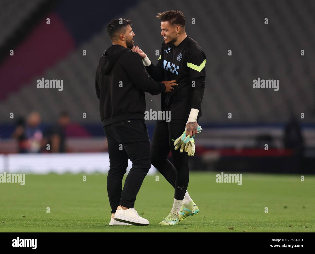 L'ex giocatore della città di Manchester Sergio Aguero con Ederson di Manchester City durante una sessione di allenamento allo Stadio Olimpico Ataturk di Istanbul. Data foto: 9th giugno 2023. Il credito dell'immagine dovrebbe essere: Paul Terry/Sportimage Credit: Sportimage Ltd/Alamy Live News Foto Stock