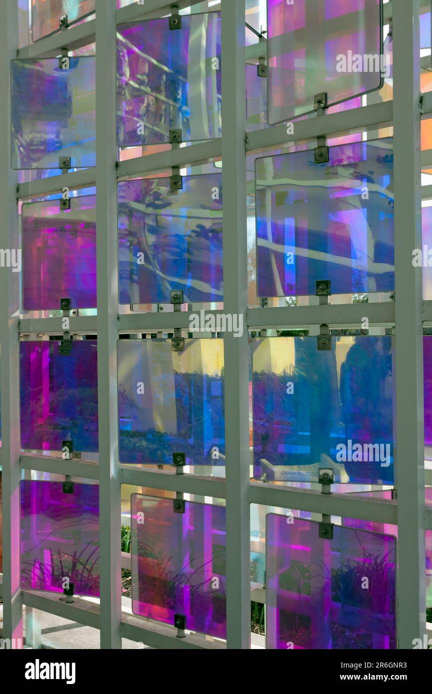 Primo piano di un'installazione pubblica d'arte costituita da pannelli rivestiti dicroici che ruotano, cambiano colore e si riflettono man mano che si muovono. Foto Stock