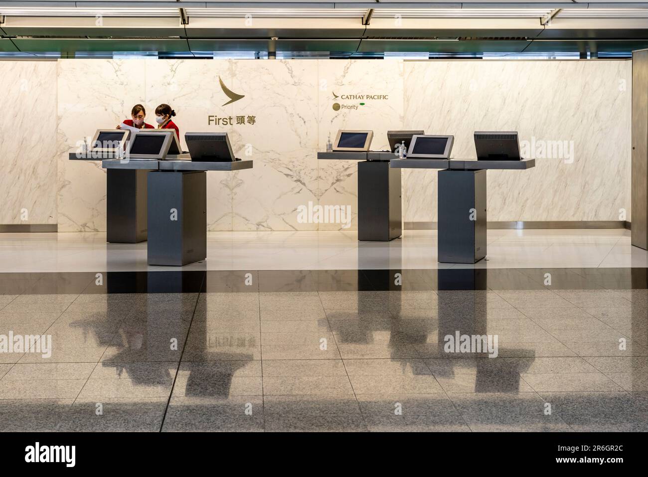 Banchi Cathay Pacific First Class, Aeroporto Internazionale di Hong Kong, Hong Kong, Cina. Foto Stock