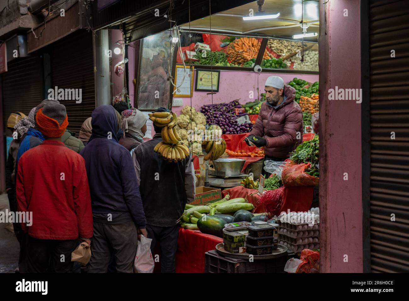 Negozio di frutta e verdura a Leh, India Foto Stock