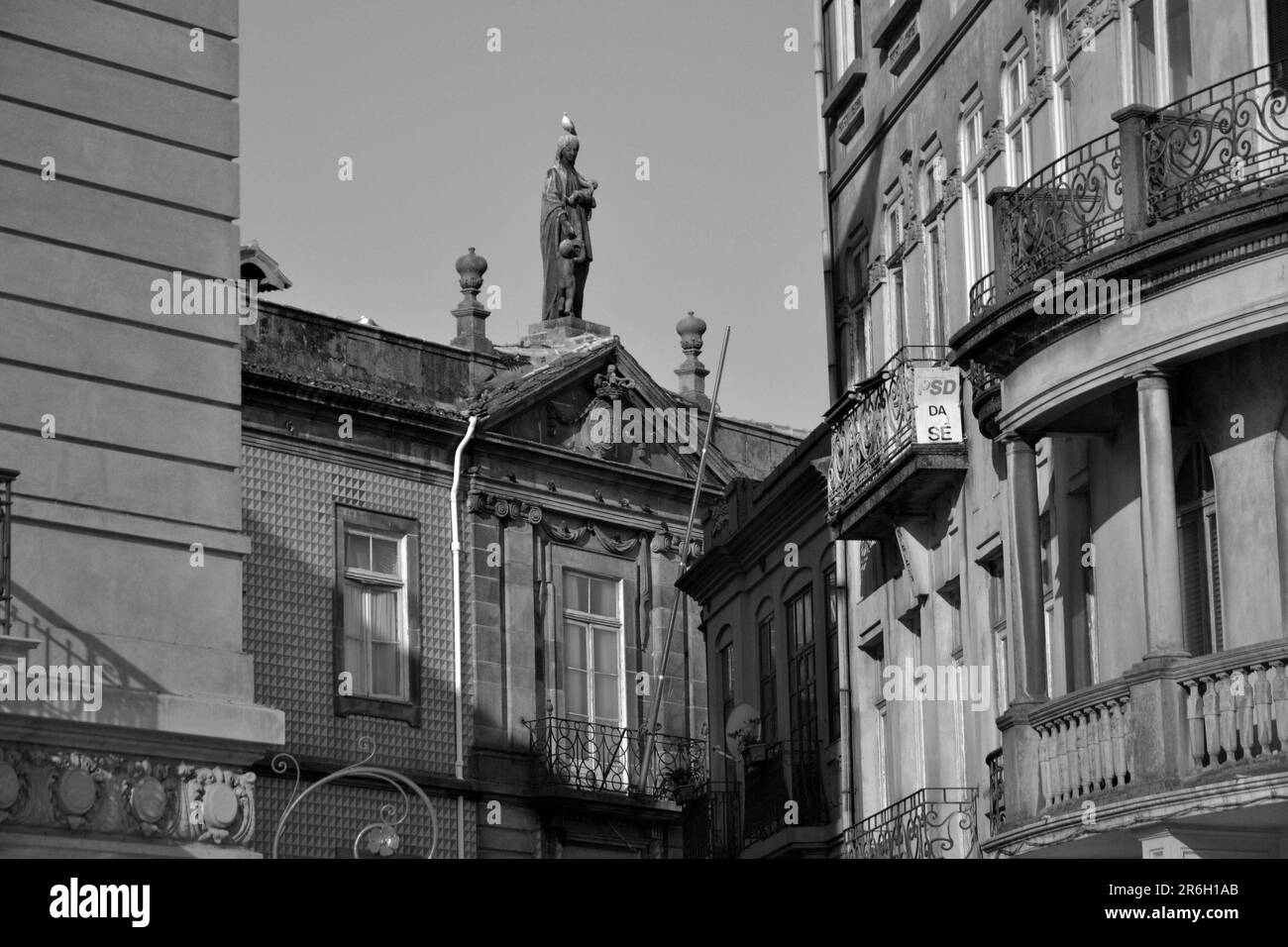 Porto, Portogallo - 17 agosto 2015 : facciata della chiesa. È possibile vedere una statua della Vergine sulla sommità della facciata. Foto Stock