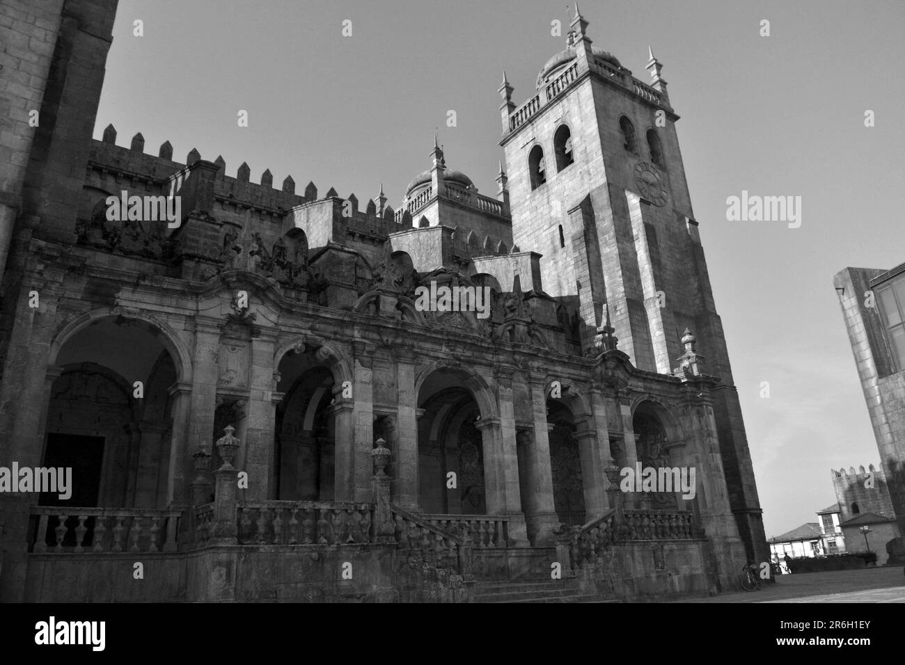 Cattedrale di Porto, la sé do Porto, 17 agosto 2015. L'edificio fu costruito nel XII secolo in stile romano. Ora è una chiesa-fortezza. Foto Stock