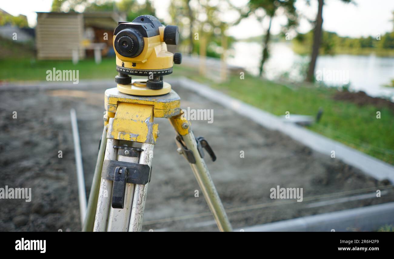 Teodolite attrezzature Surveyor sul cantiere. Topografia terrestre con strumenti di misurazione ottica. Teodolite sul sito. Misurazione sulla struttura Foto Stock