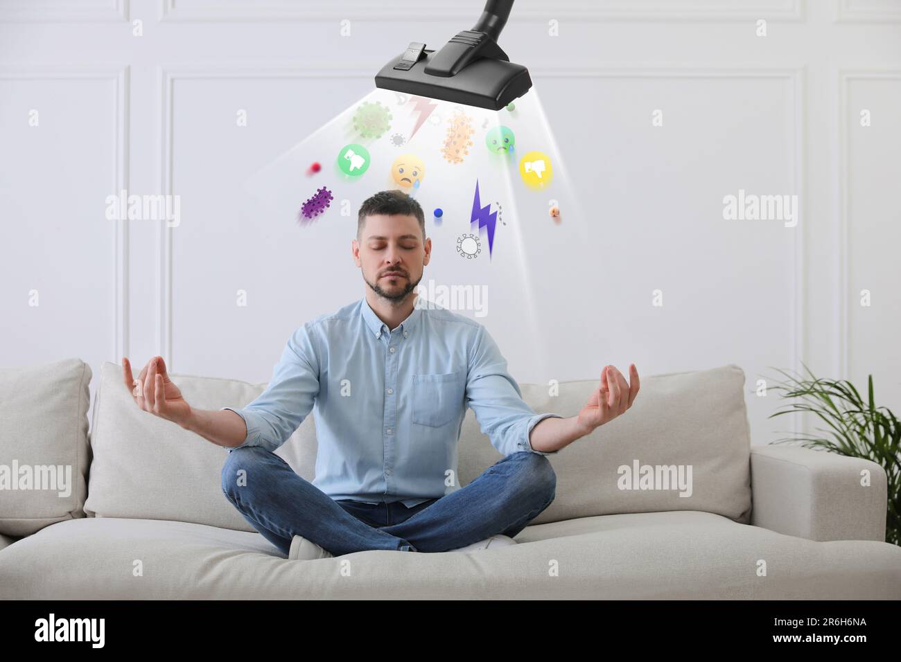 Purificazione della mente. Aspirapolvere che estrae i pensieri difettosi da meditare l'uomo sul divano all'interno Foto Stock