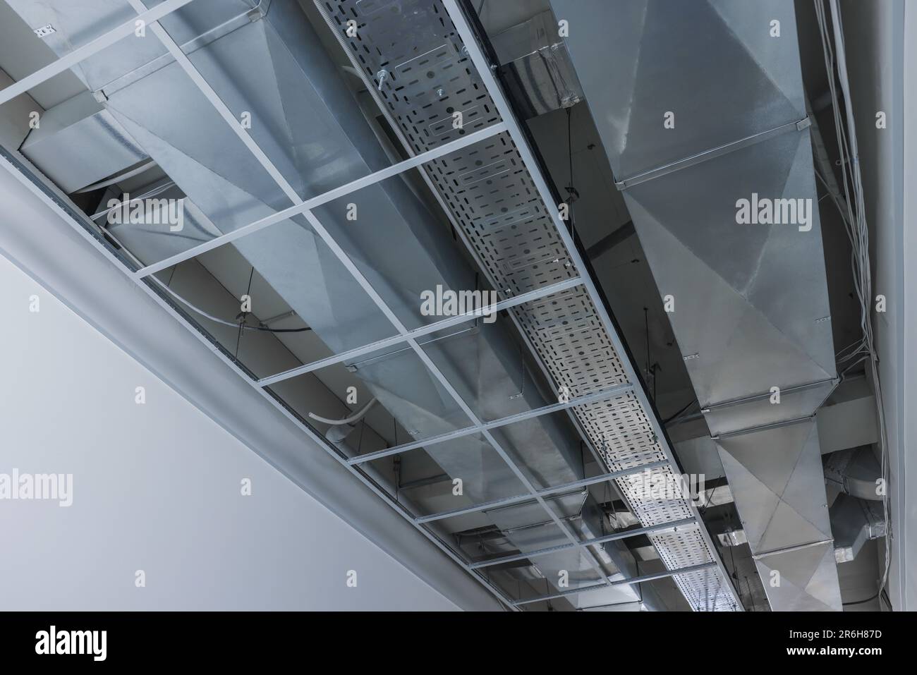 Vista dal basso sul sistema di ventilazione a soffitto Foto Stock