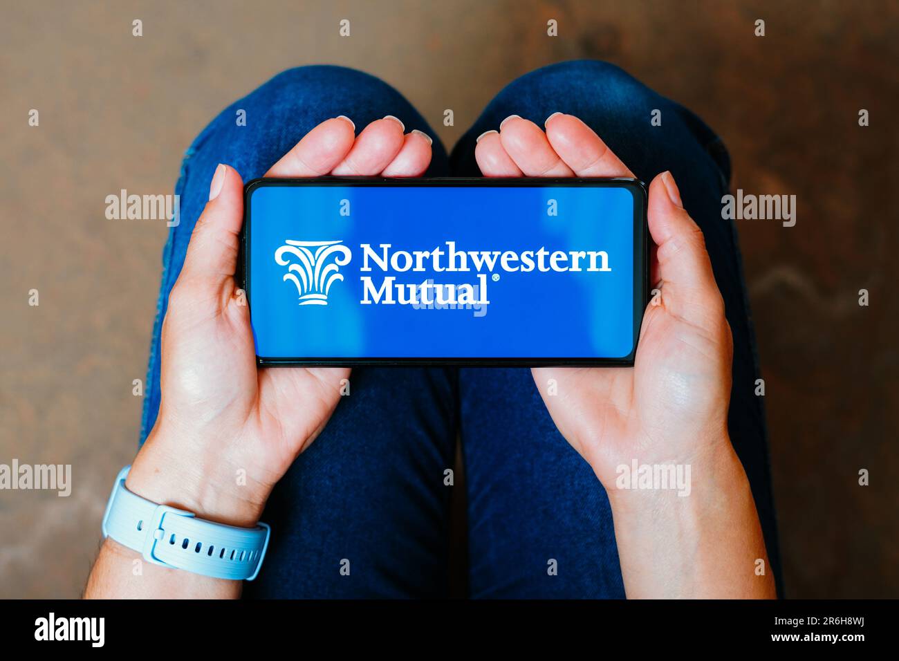 In questa illustrazione, il logo Northwestern Mutual viene visualizzato sullo schermo di uno smartphone. Foto Stock