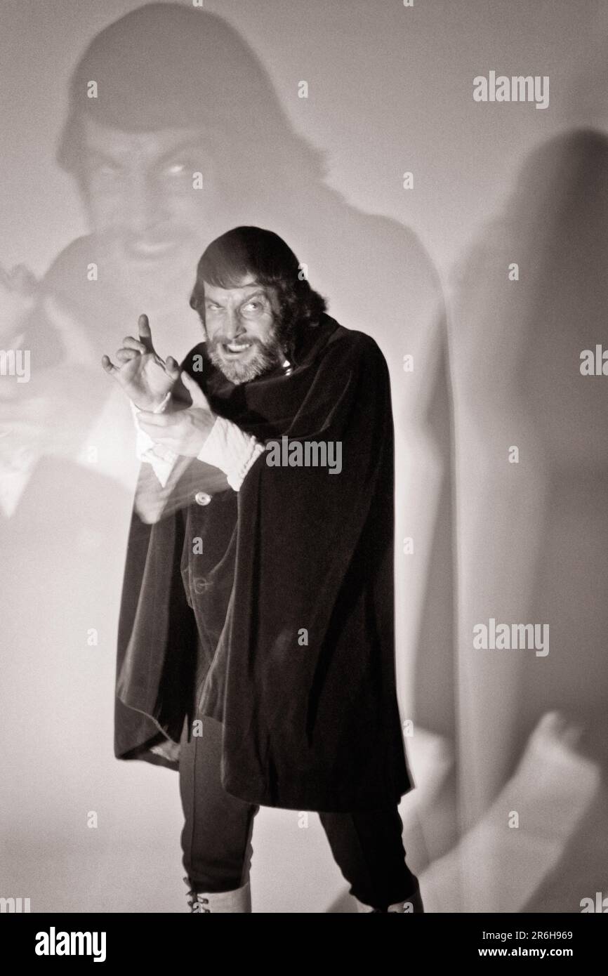 1880S UOMO VESTITO COME IL MALE PAZZO DR.JEKYLL MR. HYDE DOPPIA ESPOSIZIONE EVIDENZIA LA FRENETICA PSICOTICA SPLIT PERSONALITÀ - C11736 HAR001 HARS CARRIERA AMICO SICUREZZA CRIMINALE MISTERO UK LIFESTYLE ATTORE LAVORI STUDIO SHOT RURALE NATURA A TUTTA LUNGHEZZA SCOTTISH PERSONE MASCHI RISCHIO PROFESSIONE INTRATTENIMENTO B&W TRISTEZZA ORRORE SPLIT EYE CONTATTO OBIETTIVI PERFORMING ARTS ABILITÀ TENTAZIONE DISASTRO OCCUPAZIONE PERSONALITÀ ABILITÀ SCOPERTA ESECUTORE STRANGE FORZA E CARRIERE SCELTA CONOSCENZA POTENTE RICREAZIONE DIREZIONE INNOVAZIONE ORGOGLIO DI TRA LE PROFESSIONI ENTERTAINER TERRORE CONCETTUALE 1880S ATTORI AUTORE, MA Foto Stock