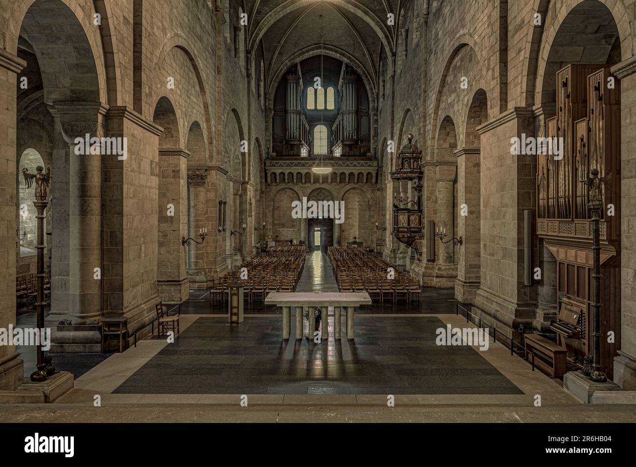 La navata della Cattedrale di Lund come una foto HDR naturale soft, Lund, Svezia, 22 maggio 2023 Foto Stock