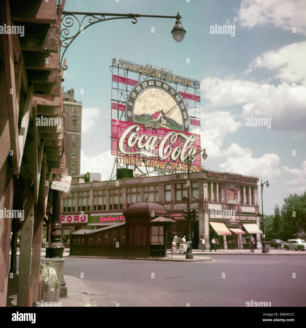 1950S COCA COLA SEGNO CON LA TEMPERATURA SOPRA LA STAZIONE DEGLI AUTOBUS, ALL'ESTREMITÀ NORD DEL CERCHIO DI COLUMBUS ORA SEDE DI TRUMP HOTEL NYC USA - KR132326 CPC001 HARS IMPALCATURA BEVANDE POSIZIONE ESTERNO FAMOSO FLUIDO BASSO ANGOLO COCA-COLA ORA NYC SOFT DRINK LE CITTÀ DI NEW YORK COLUMBUS CIRCONDANO LA CITTÀ DI NEW YORK TRUMP BROADWAY 59TH STREET BEVANDE GASSATE COLUMBUS ICONICO INTERNAZIONALE VECCHIO STILE Foto Stock