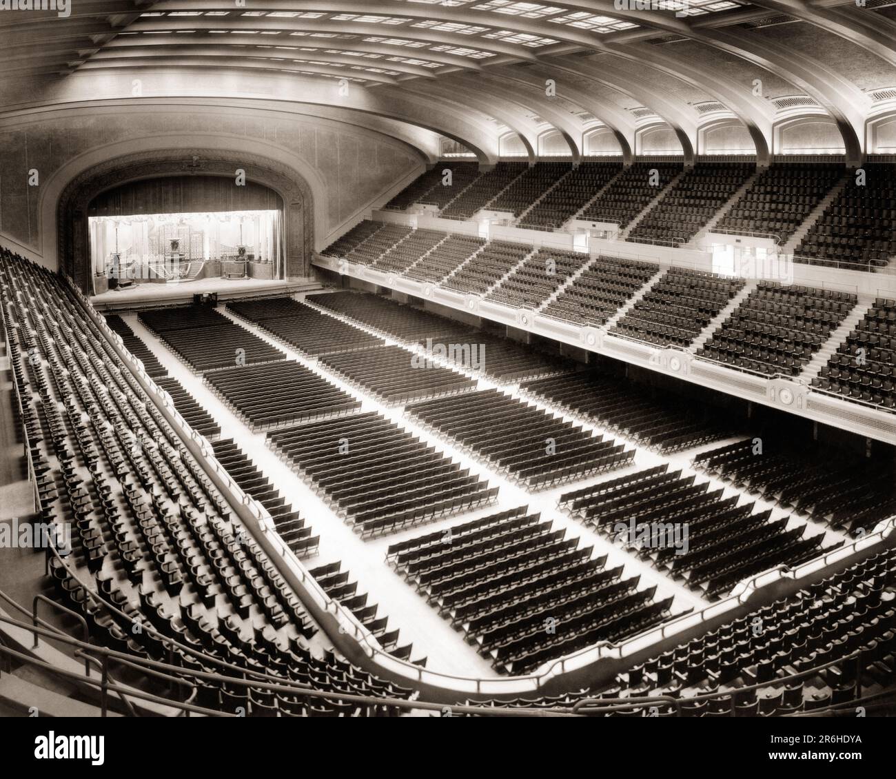 1920S L'AUDITORIUM PUBBLICO ARENA CONVENTION HALL VUOTO INTERNO DEL PIANO PRINCIPALE E PALCO COSTRUITO NEL 1922 CLEVELAND OHIO USA - Q74971 CPC001 HARS CITTÀ EDIFICIO STRUTTURA 1922 ARENA COSTRUITO OHIO POSTI A SEDERE IN BIANCO E NERO ESPOSIZIONE POLIFUNZIONALE VECCHIO STILE LUOGO Foto Stock