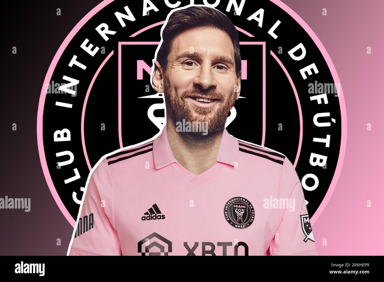 Lionel messi con la maglia dell'Inter Miami e lo scudo della squadra sullo sfondo. Ritratto di un felice messi. Il miglior giocatore di calcio. Foto Stock