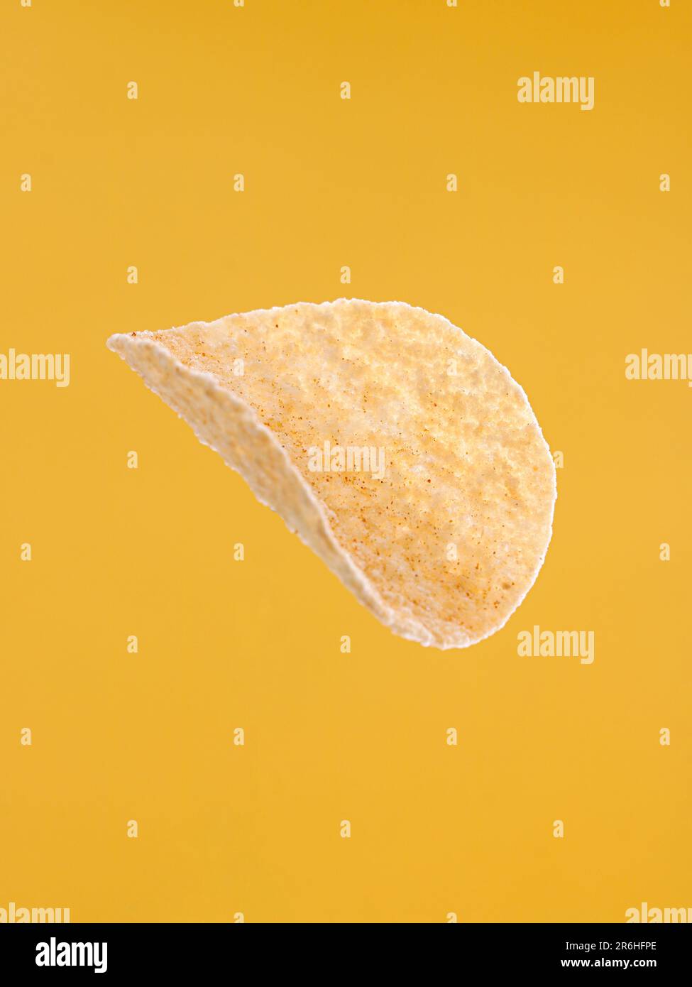 Nella foto è raffigurato un piatto di patatine non mangiate, con sfondo marrone chiaro Foto Stock