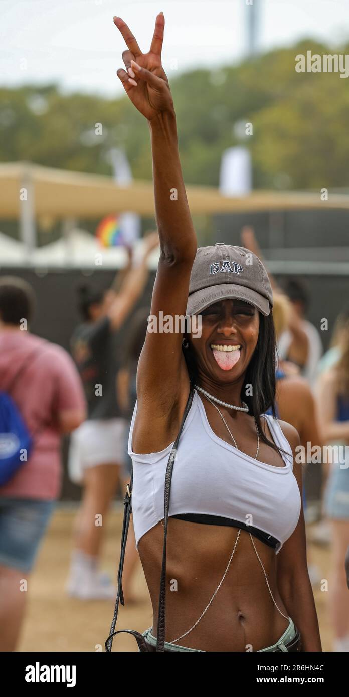 Tel Aviv, Israele. 9th giugno 2023. Una giovane donna etiope che si attacca la lingua mentre fa un gesto v. Indossa una maglietta bianca sul ventre e un cappello. Credit: Yoram Biberman/Alamy Live News. Foto Stock