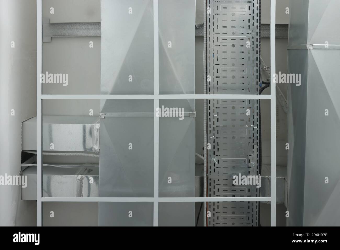 Vista dal basso sul sistema di ventilazione a soffitto Foto Stock