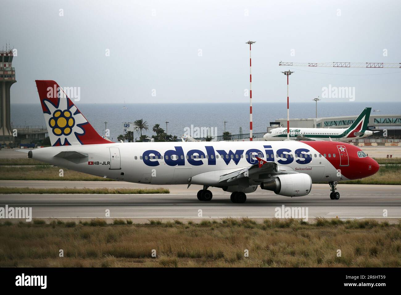 EDELWEISS AIR NUOVO PERCORSO DA E PER ZURIGO PALERMO nella foto un Airbus A320-214 della società svizzera Edelweiss Air Credit: Independent Photo Agency Srl/Alamy Live News Foto Stock