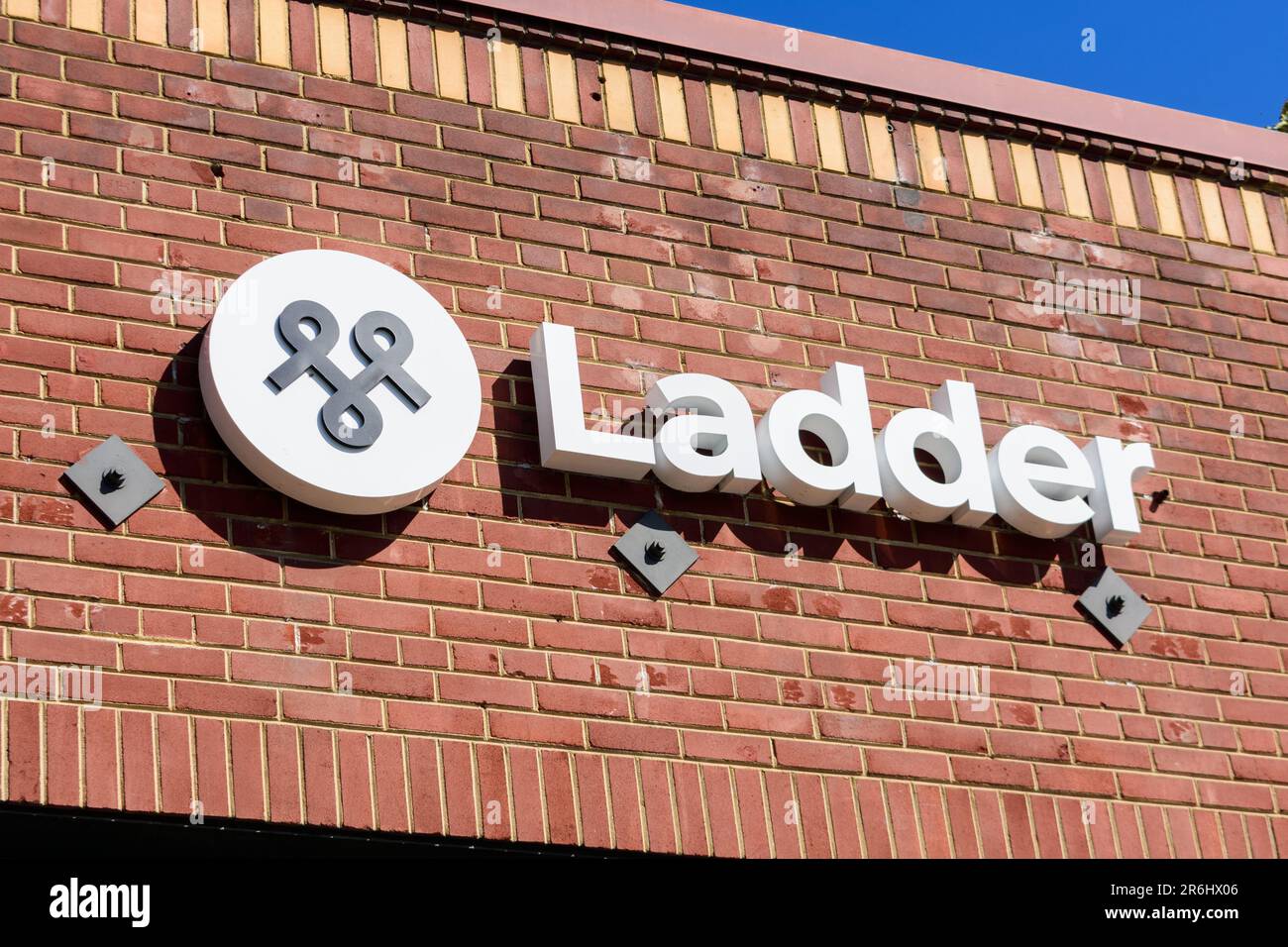 Insegna a scala, logo di una compagnia assicurativa sulla facciata esterna dell'edificio principale - Palo Alto, California, USA - 2023 Foto Stock